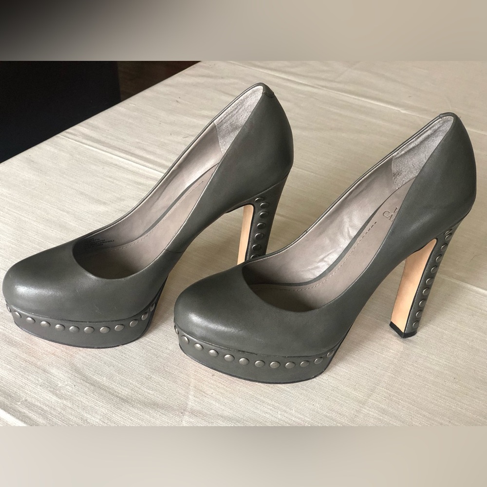 Vince Camuto 7.5 platform gray heels